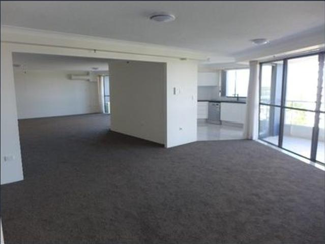 RUNAWAY BAY 2 BED APARTMENT WITH BROADWATER AND OCEAN VIEWS