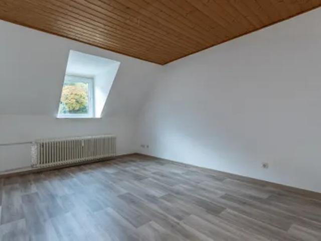 Rund 51 m² große 2 Zimmer Dachgeschosswohnung mit renoviertem Tageslichtbad und Gartennutzung