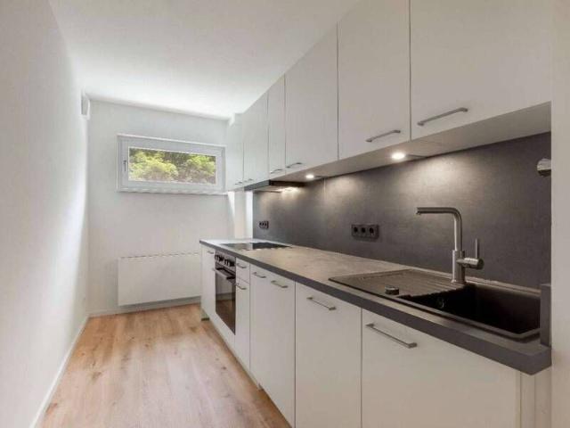 Rundum Sorglos Paket auf 53 m²: 2 Zi. Whg. mit Einbauküche, Balkon und Parkplatz