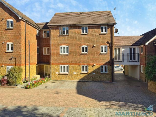 Running Foxes Lane, Singleton, Ashford TN23, 2 bed flat to rent, £1,200 pcm | PrimeLocation