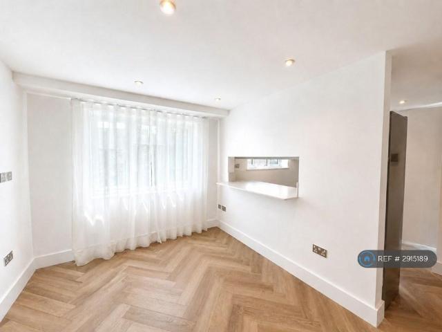 Runnymede, London, SW19 2 bed maisonette to rent £2,500 pcm £577 pw