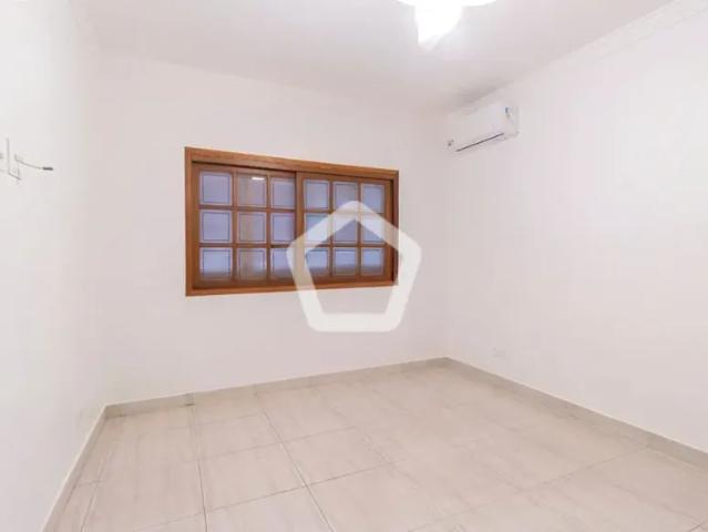 Casa de 4 quartos com boa iluminação e piso tile em Alto de Pinheiros