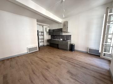Rue Boulbonne, au deuxième étage d'une petite copropriété
