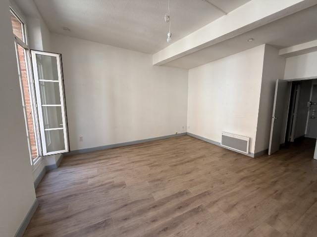 Rue Boulbonne, au deuxième étage d'une petite copropriété