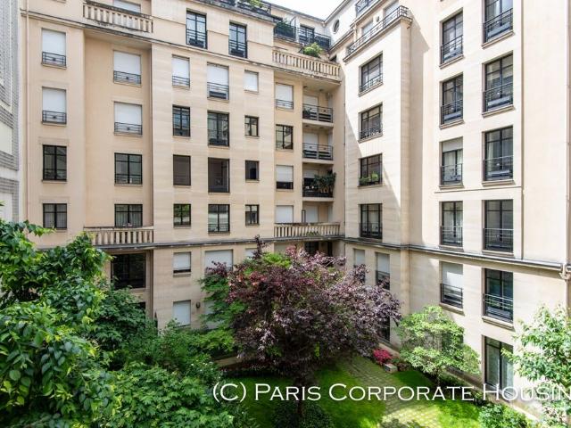 rue de l'Universite, 75007, Paris