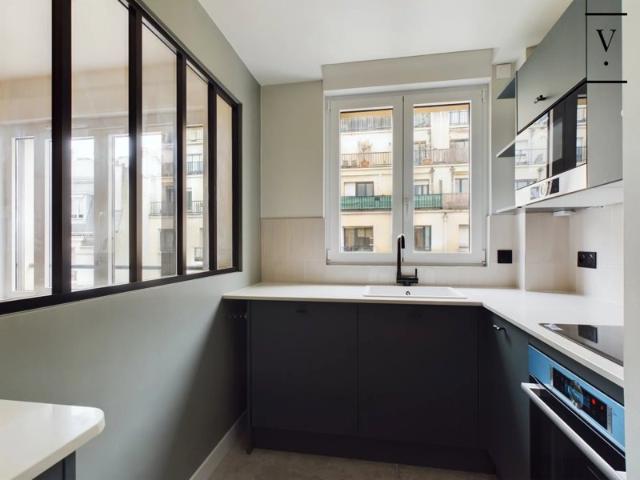 Rue de l'Université Derniers étages Vues dégagées Balcons