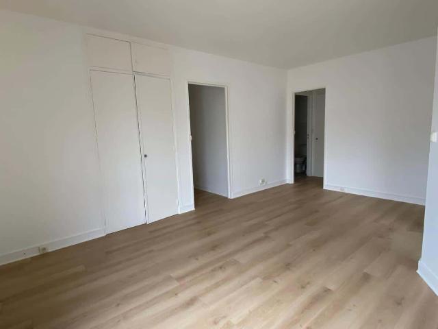 RUE DE MONTREUIL: APPARTEMENT UNE PIECE REFAIT ENTIEREMENT