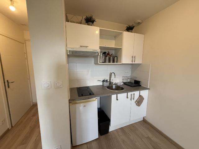 Rue du pont Saint Pierre, dans un immeuble rénové, au 3ème et dernier étage sans ascenseur, agréable studio meublé de 26.45m2 carrez et 31.70 m2 de surface totale au sol
