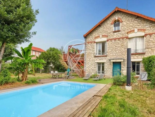 Rueil Malmaison ENTRE CENTRE ET RER Maison à vendre 165,60m² habitables Terrain de 824m² avec piscine