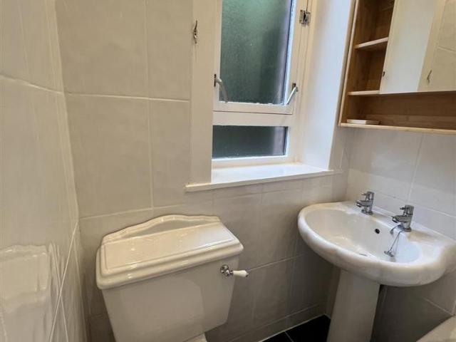 Ruel Street, Glasgow G44 3 bed flat to rent £1,395 pcm £322 pw