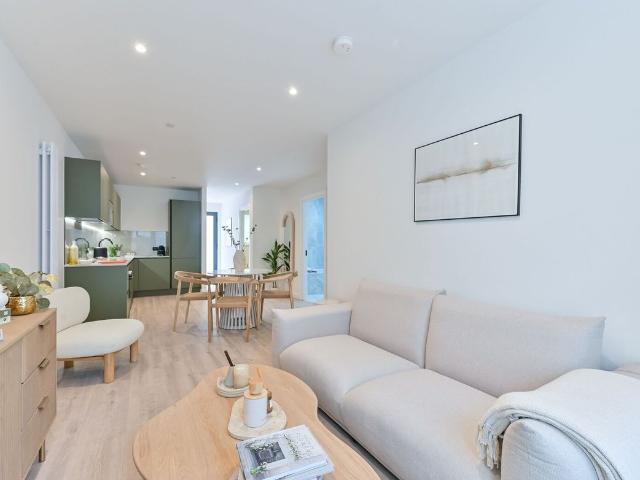 Rufus Lodge, Earlsfield, Wimbledon SW18, 1 bed flat to rent, £2,450 pcm | PrimeLocation