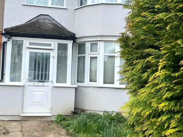Rugby Close, Harrow HA1 Studio to rent £1,050 pcm £242 pw