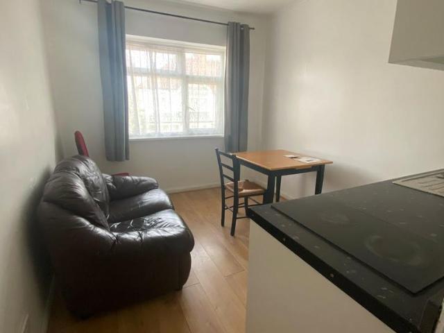 Rugby Close, Harrow HA1 1 bed flat to rent £1,400 pcm £323 pw