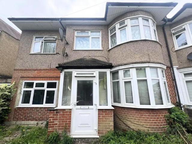 Rugby Close, Harrow Studio to rent £1,100 pcm £254 pw