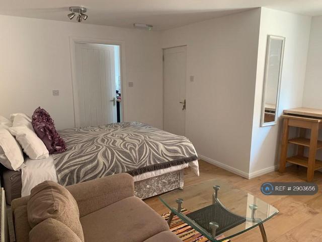 Rugby, Rugby, CV21 Studio to rent £900 pcm £208 pw