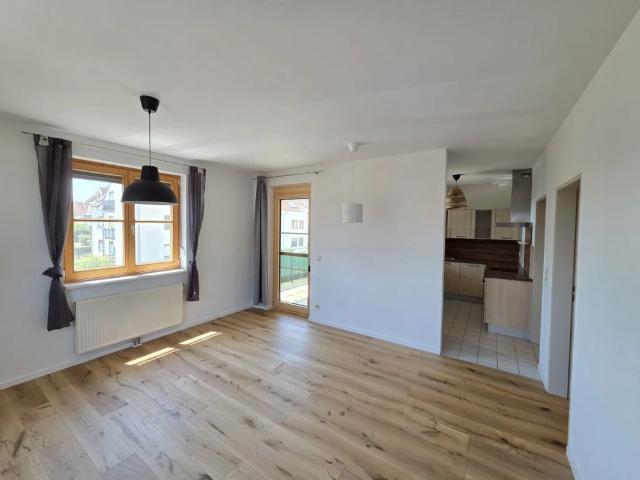 Ruhe. Grün. Freier Blick. – Wohnung mit großer Loggia & Außenstellplatz