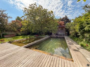 Ruhe, Raum und Qualität: Großes Einfamilienhaus mit Naturpool, Teich und Wärmepumpe