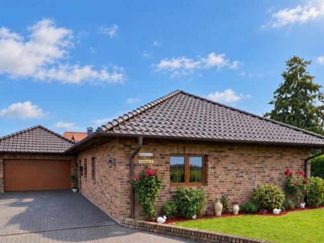 Ruhe trifft Wohnkomfort! Sehr gepflegter L Bungalow mit Doppelgarage, 3 Terrassen und herrlichem Feldblick