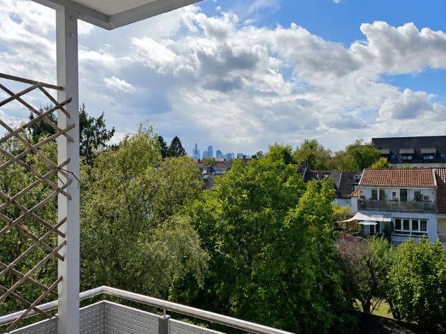 Ruhe trifft Skyline: Gepflegte Wohnung mit Garage & Balkon in Frankfurt Bornheim