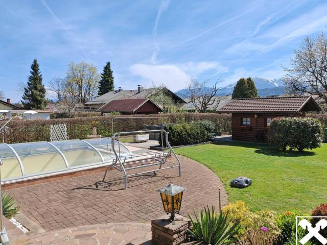 Ruhelage Trifft Stadtnähe! Zweifamilienhaus mit Doppelgarage, Pool und Gartenhaus