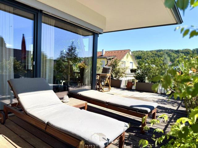 RUHELAGE: Exklusive 5 Zimmer Wohnung mit Panoramablick, Balkon, zwei Stellplätzen und E Ladestation in ruhiger Grünlage