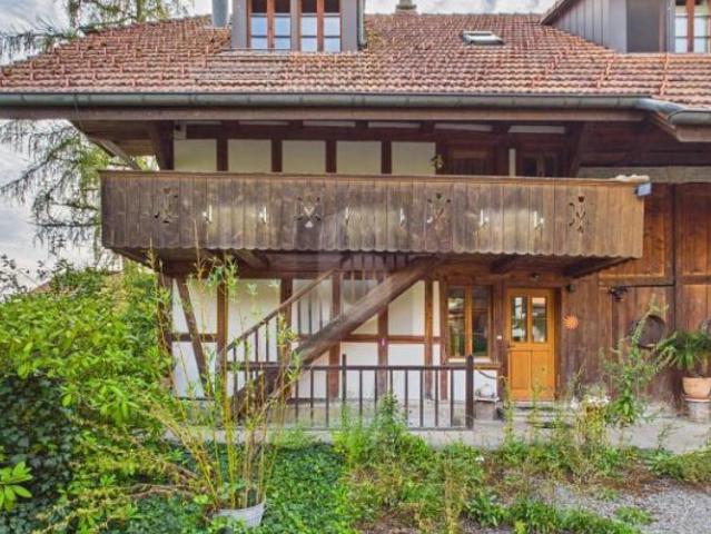 RUHIG UND HOCHWERTIG, MIT VIEL HOLZ