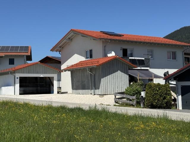 Ruhig und sonniges, vermietetes Zweifamilienhaus Fertighaus mit Doppelgarage und Carport