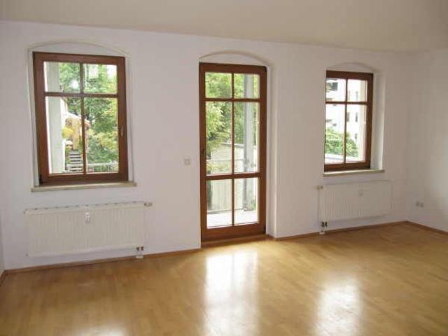 Ruhig und zentral mit großem Balkon nach Süd und SP