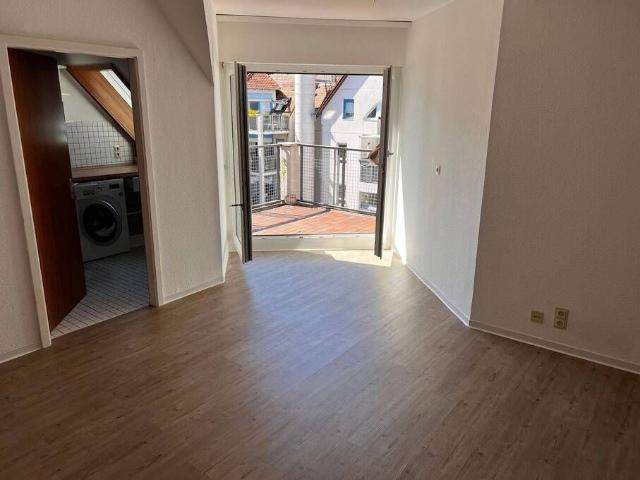 Ruhig wohnen, bestens angebunden helle 2 Zimmer Wohnung mit Loggia und Einbauküche