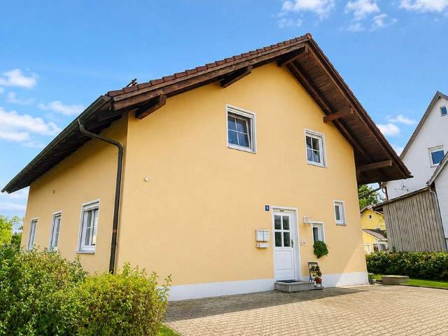Ruhig wohnen: Dachgeschosswohnung mit Balkon, Garten und Stellplatz