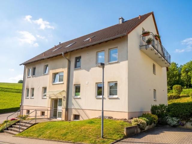 Ruhig wohnen im Grünen: Großzügige 3 Raum Wohnung mit Balkon