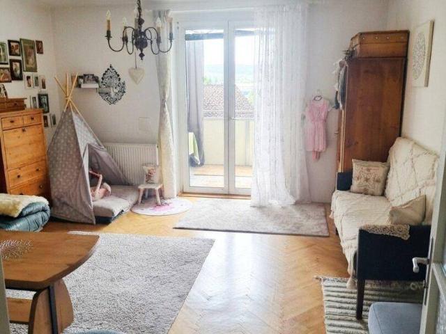 Ruhig wohnen und dennoch gut angebunden: 56,74 m² große 2 Zimmer Wohnung mit Balkon und Parkplatz in ruhiger Lage in Vöcklabruck! Ab 01.12.2026 verfügbar!
