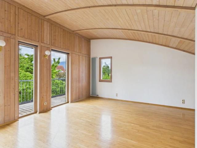 Ruhig wohnen, zentral leben: Lichtdurchflutete 3,5 Zimmer Wohnung ca. 120m² mit Bergpanorama in begehrter Lage von Gisingen