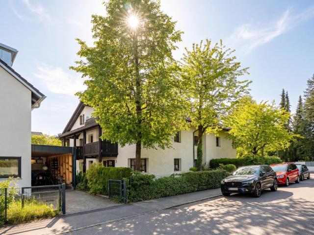 Ruhig gelegene 2 Zimmer Dachgeschosswohnung mit hervorragender Anbindung