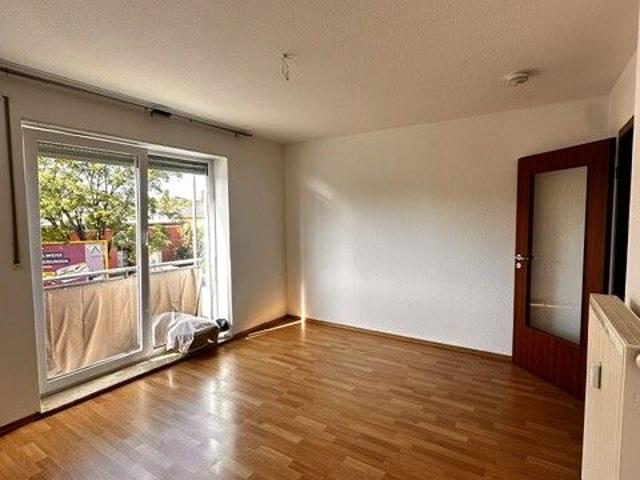 Ruhig gelegene 2 Zimmerwohnung mit Balkon, Einbauküche und PKW Stellplatz sucht Sie!