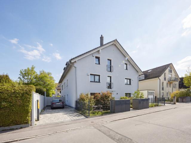 Ruhig gelegene und hochwertige 3 Zimmer Eigentumswohnung mit Stellplatz in kleiner Wohnanlage