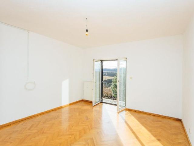 Ruhig gelegene Wohnung mit Aussicht, Balkon und zusätzlicher Fläche im Freien!