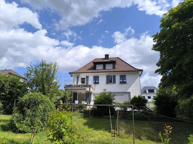 Ruhig gelegene, modernisierte Dachgeschosswohnung mit Fernsicht