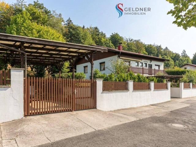 Ruhig gelegenes, gemütliches, sofort beziehbares Einfamilienhaus mit Terrasse, Kamin, Doppel Garage und separatem Carport in Ritzing