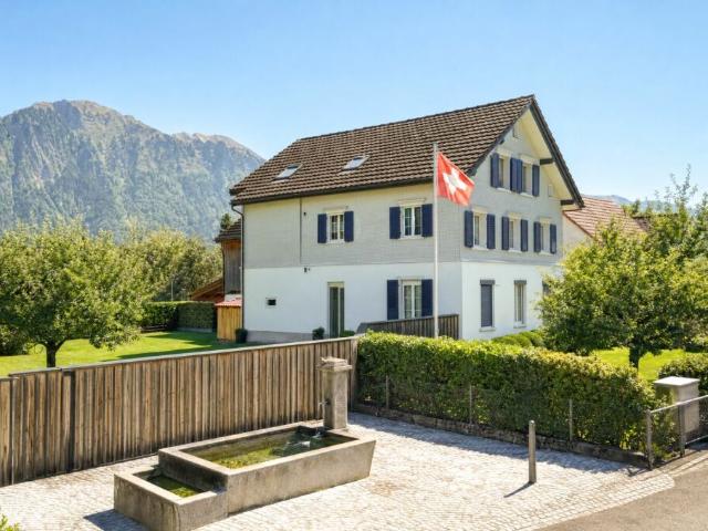 Ruhig gelegenes Einfamilienhaus mit vorbereiteter Einliegerwohnung, Scheune und traumhaften Garten
