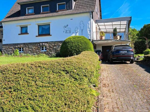 Ruhig gelegenes Haus mit Baufläche