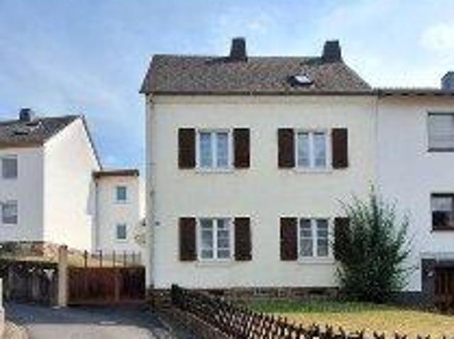 Ruhig gelegenes Haus mit Scheune und Innenhof, Nähe Koblenz