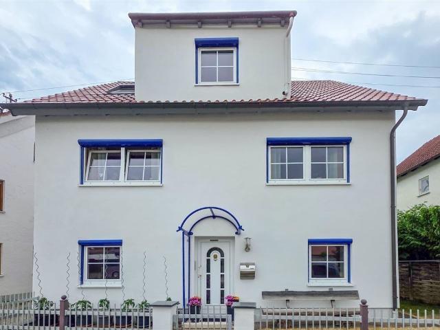 Ruhig gelegenes, sehr schönes Einfamilienhaus mit Balkon und Doppelgarage