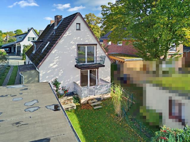Ruhig in zweiter Reihe: Doppelhaushälfte mit Garten, Garage und Werkstatt in Ahrensburg