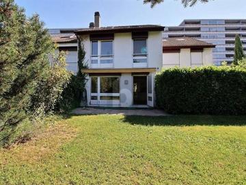 RUHIG MIT GARTEN FÜR DIE GANZE FAMILIE