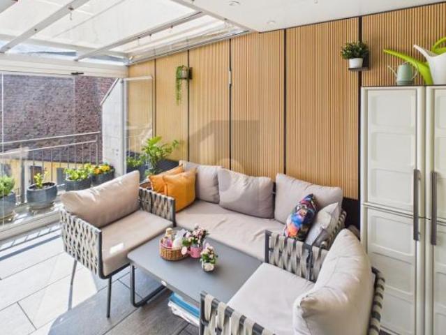 RUHIG MIT LIFT UND VERGLASTEM BALKON