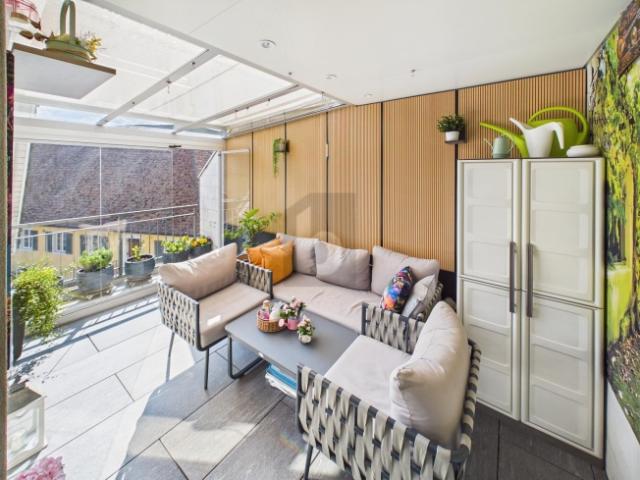 RUHIG MIT LIFT UND VERGLASTEM BALKON