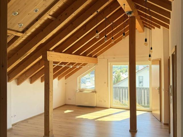 Ruhig & sonnig: 3 Zi. DG Wohnung mit Balkon, Carport & kleiner Hausgemeinschaft