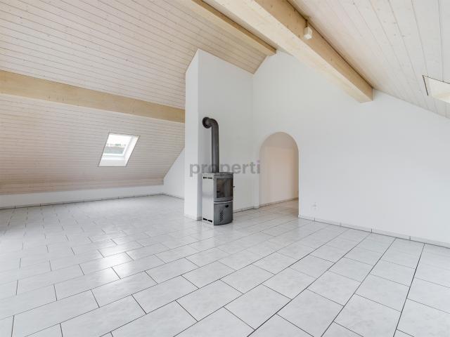 Ruhige 3.5 Zimmer Dachwohnung mit Charme und Südwestbalkon in Diessbach