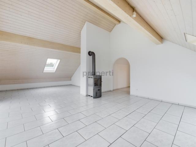 Ruhige 3.5 Zimmer Dachwohnung mit Charme und Südwestbalkon in Diessbach